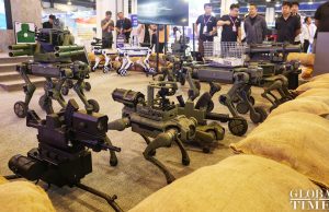 Kina ekspozon “qentë robotë” të armatosur/ Armë, dronë dhe teknologji e re ushtarake në Pekin (Video)