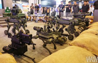 Kina ekspozon “qentë robotë” të armatosur/ Armë, dronë dhe teknologji e re ushtarake në Pekin (Video)