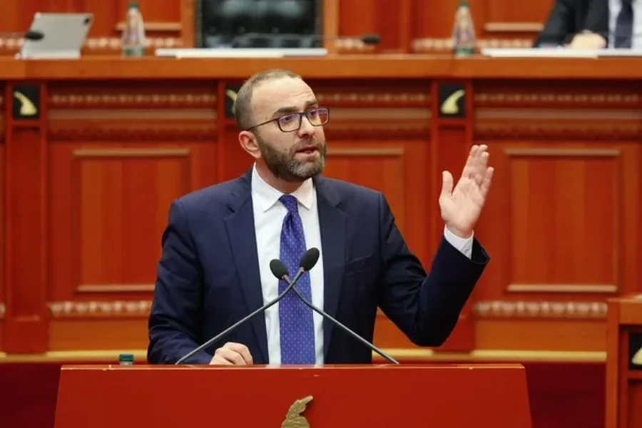 nga-1-milion-euro-ipard-te-41-kg-kokaine-bardhi-shperthen-ne-kuvend-kompania-u-promovua-nga-rama