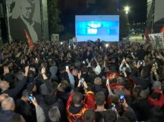 Ramë Lahaj ngre në këmbë Prishtinën/ Tenori ish-ushtar i UÇK-së bën betimin mes protestuesve
