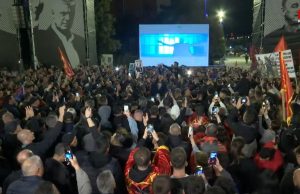 Ramë Lahaj ngre në këmbë Prishtinën/ Tenori ish-ushtar i UÇK-së bën betimin mes protestuesve