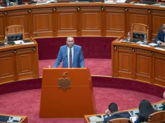Bardhi “hap zjarr” në Kuvend: Nga KAYO te shëndetësia, akuzon Ramën për skemën me miqtë: “Ndryshon sektori dhe emri, mekanizmi mbetet i njëjtë”