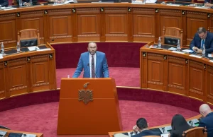 Bardhi “hap zjarr” në Kuvend: Nga KAYO te shëndetësia, akuzon Ramën për skemën me miqtë: “Ndryshon sektori dhe emri, mekanizmi mbetet i njëjtë”