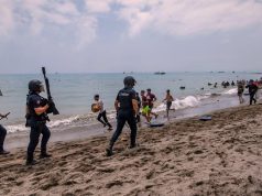 Kaos në Ceuta/ Mijëra emigrantë vrapojnë drejt kampit, policia qëllon në ajër për të ndalur turmën