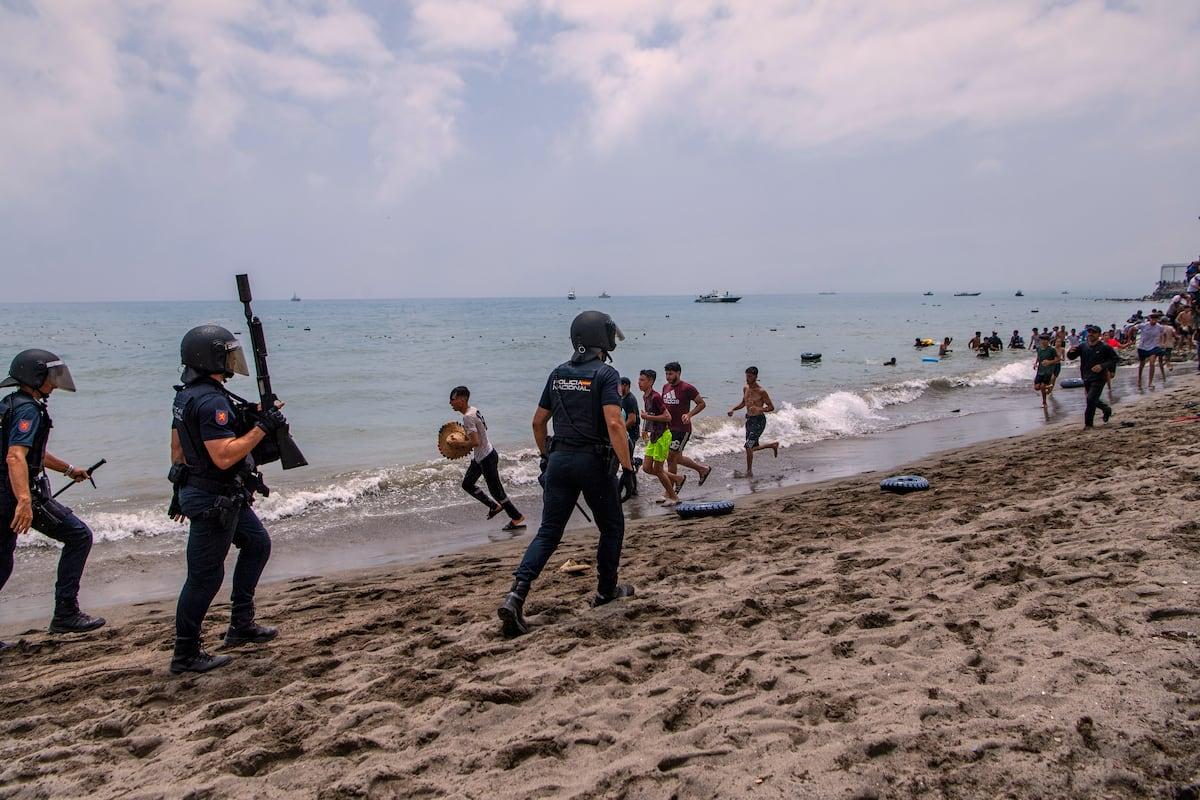 kaos-ne-ceuta-mijera-emigrante-vrapojne-drejt-kampit-policia-qellon-ne-ajer-per-te-ndalur-turmen