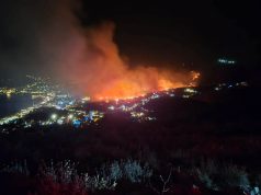 Alarm në Himarë/ Zjarri mbërrin pranë banesave dhe hoteleve, nis evakuimi! Thirrje urgjente: Largohuni nga shtëpitë