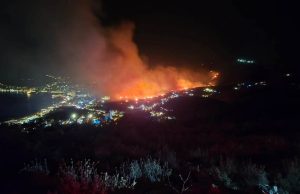 Alarm në Himarë/ Zjarri mbërrin pranë banesave dhe hoteleve, nis evakuimi! Thirrje urgjente: Largohuni nga shtëpitë