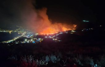 Alarm në Himarë/ Zjarri mbërrin pranë banesave dhe hoteleve, nis evakuimi! Thirrje urgjente: Largohuni nga shtëpitë