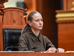 “Dhuna nuk është protestë”/ Ministrja Erjona Ismaili reagon për incidentet me deputetet: E patolerueshme