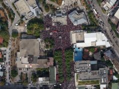 Mijëra në Prishtinë për ish-krerët e UÇK-së/ “Marshi për Liri” kërkon lirimin e Thaçit, Veselit, Krasniqit dhe Selimit