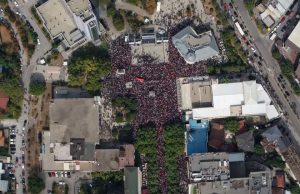 Mijëra në Prishtinë për ish-krerët e UÇK-së/ “Marshi për Liri” kërkon lirimin e Thaçit, Veselit, Krasniqit dhe Selimit