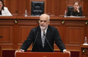 “Kushtetuesja është arbitër, nuk gjuan penalltinë”/ Rama në Kuvend: Nuk mund t’i diktojë Parlamentit si të votojë
