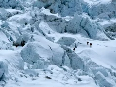 Edhe urina e alpinistëve po shkrin akullin e Everestit, studimi zbulon ndikimin e pazakontë