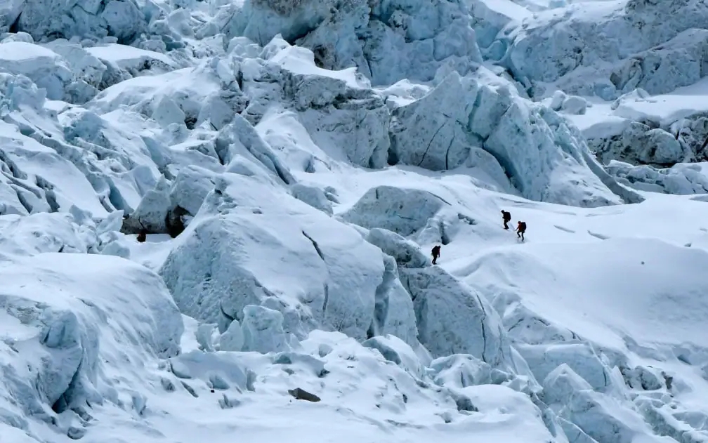 edhe-urina-e-alpinisteve-po-shkrin-akullin-e-everestit-studimi-zbulon-ndikimin-e-pazakonte