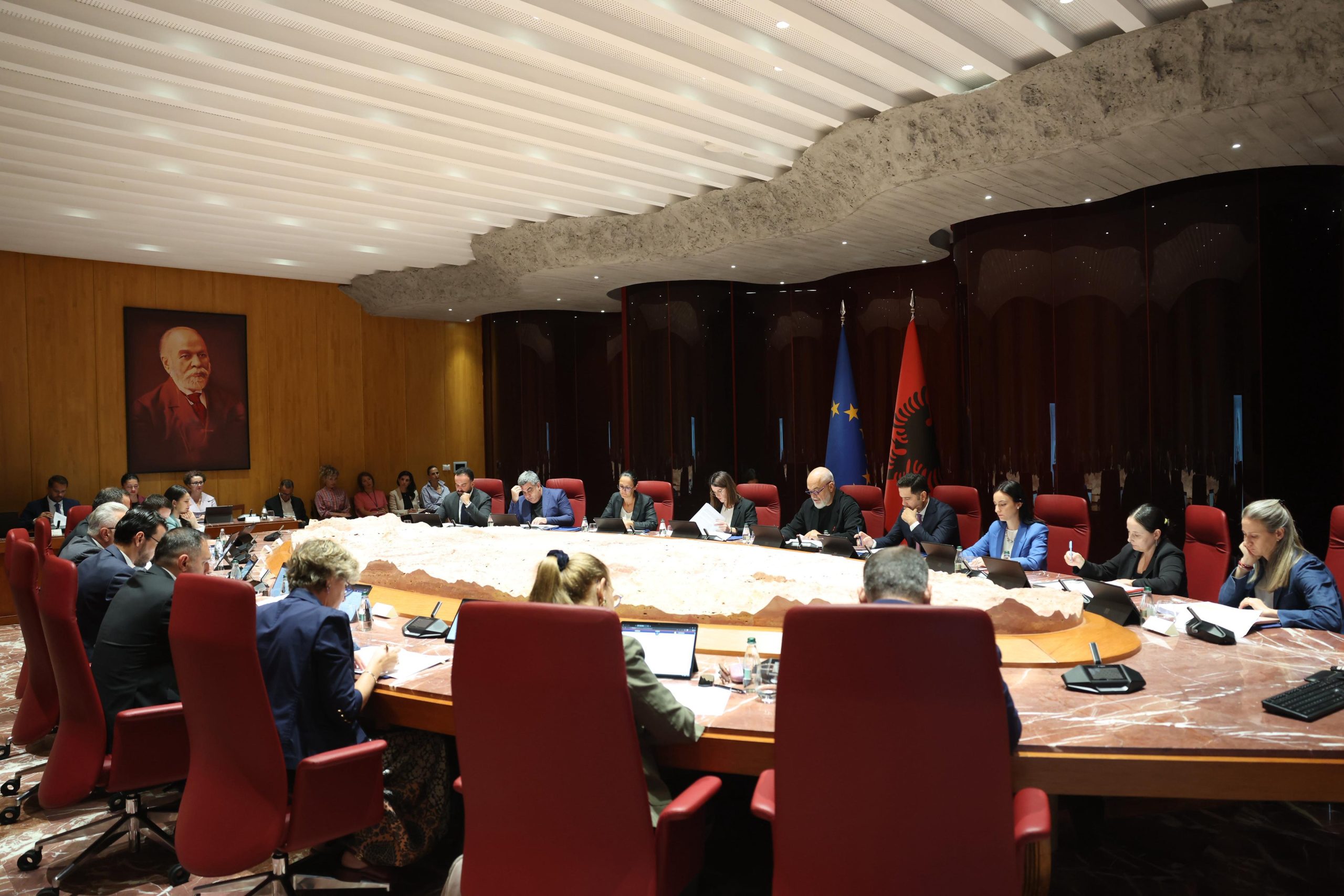 vendimet-e-qeverise-qe-prekin-qytetaret-cfare-ndryshon-per-banesat-ndertimet-pa-leje-dhe-taksat