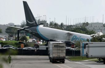 TRAGJEDI NË MIAMI/ Avioni i Amazon del nga pista dhe përplas disa automjete, të paktën 5 të vdekur