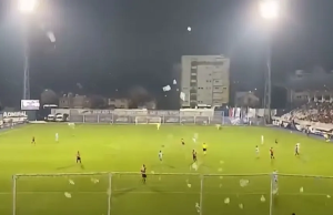 Pelena në fushë dhe thirrje kundër Mladiçit/ Tifozët e Novi Pazarit protestojnë në mënyrë të pazakontë
