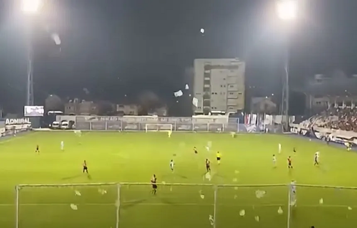 Pelena në fushë dhe thirrje kundër Mladiçit  Tifozët e Novi Pazarit protestojnë në mënyrë të pazakontë
