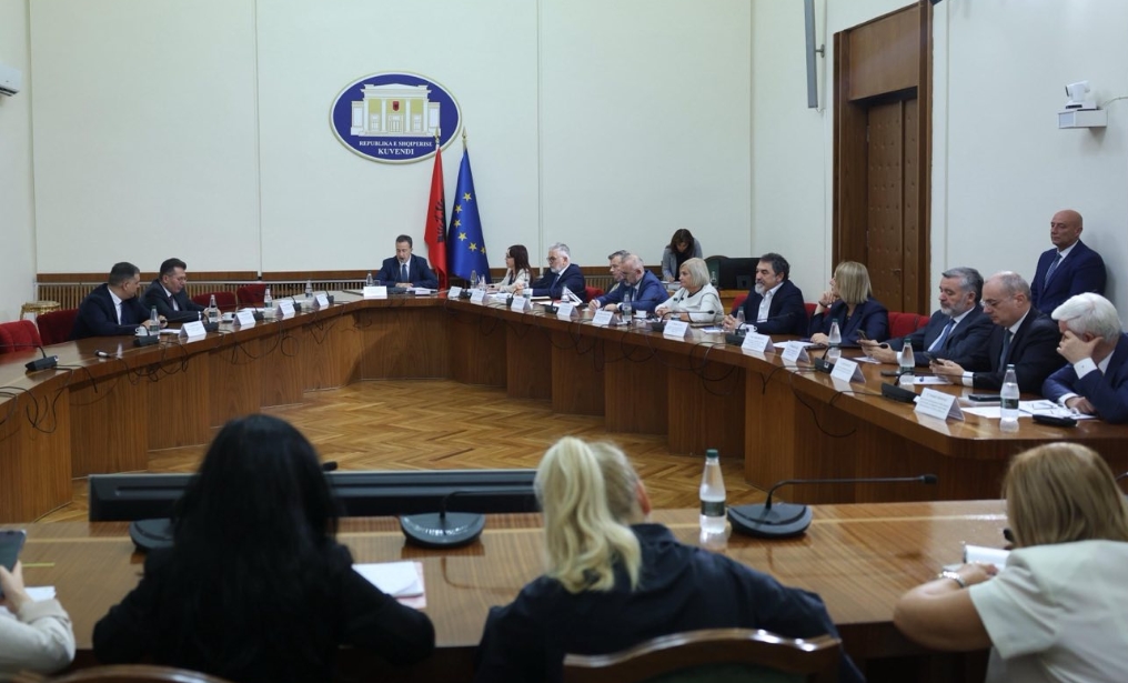 kuvendi-cel-sesionin-e-ri-me-pagat-e-magjistrateve-ne-axhende-39-dite-pas-afatit-te-vendosur-nga-kushtetuesja