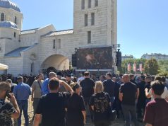 Vuçiç shmang varrimin e Ratko Mlladiçit/ Dërgon të birin dhe ministrat, mijëra serbë nderojnë “Kasapin e Bosnjës”