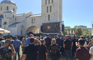 Vuçiç shmang varrimin e Ratko Mlladiçit/ Dërgon të birin dhe ministrat, mijëra serbë nderojnë “Kasapin e Bosnjës”