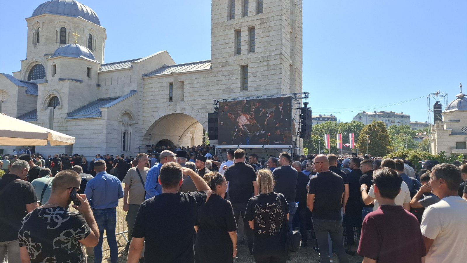 Vuçiç shmang varrimin e Ratko Mlladiçit  Dërgon të birin dhe ministrat  mijëra serbë nderojnë  Kasapin e Bosnjës 