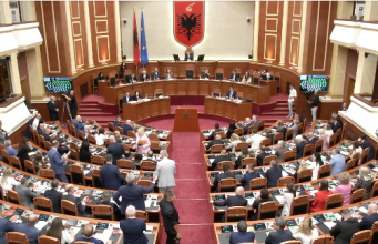 Opozita braktis Kuvendin/ Refuzon votimin për Evis Kushin, PS miraton dekretin për ministren e re