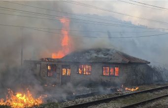 Flakët dalin jashtë kontrollit në Levan/ Digjen tre banesa, evakuohen familjet! Zjarrfikësit në betejë me zjarrin