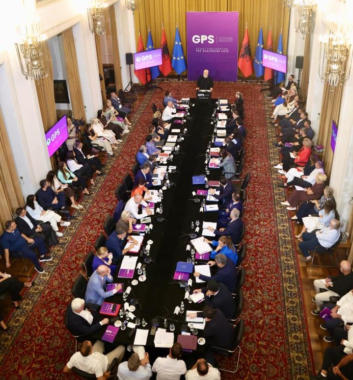 veper-penale-nga-whatsapp-i-i-deputetit-rama-paralajmeron-ligj-kunder-nderhyrjeve-per-punesime-do-t-ju-shoh-ne-sy-kur-ta-votoni-deputetet-do-vleresohen-me-100-pike