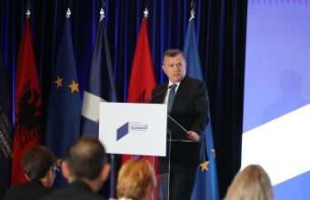 Balla u drejtohet europarlamentarëve në Tiranë: vëreni në krye të agjendës ratifikimin e aderimit të Shqipërisë në BE (Video)