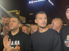 Prishtina sërish në këmbë pas vendimit të Hagës/ Djali i Thaçit dhe i Veselit mes protestuesve, shpërthejnë thirrjet “UÇK”