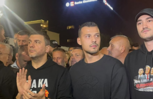 Prishtina sërish në këmbë pas vendimit të Hagës/ Djali i Thaçit dhe i Veselit mes protestuesve, shpërthejnë thirrjet “UÇK”