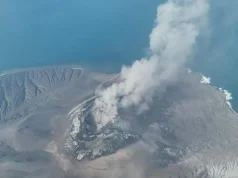 Shpërthen “fëmija” i Krakatoas/ 150 mijë pasagjerë bllokohen, mbyllen 8 aeroporte në Indonezi