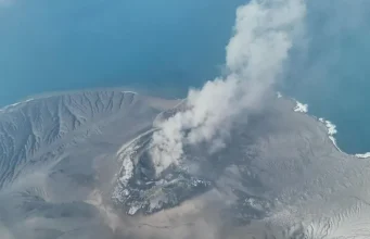 Shpërthen “fëmija” i Krakatoas/ 150 mijë pasagjerë bllokohen, mbyllen 8 aeroporte në Indonezi