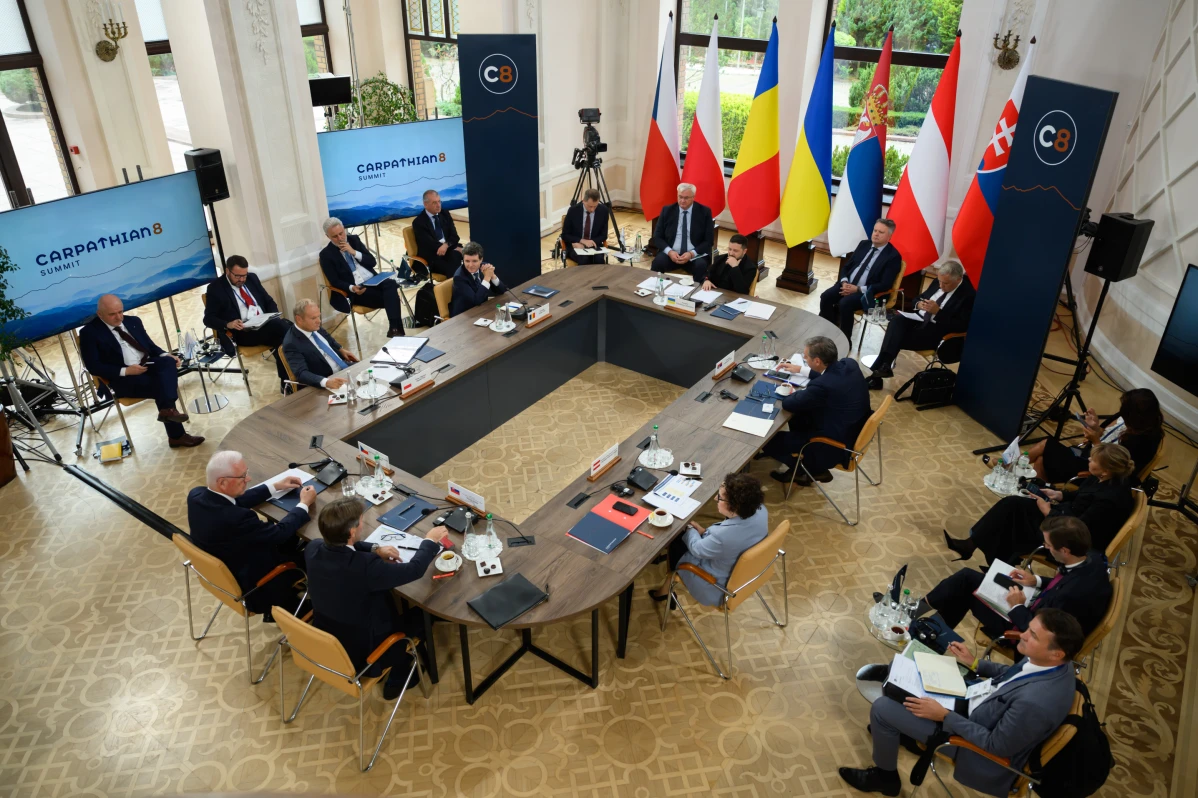 Zelensky mbledh 8 vendet në Ukrainë  Lind  Carpathian Eight   siguria dhe tregtia në qendër