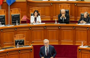 Rama shfaqet në Kuvend/ Seanca maratonë shkon drejt votimit për pagat e magjistratëve
