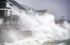 VIDEO/ Stuhia e fuqishme godet verilindjen e SHBA-së, mbi 100 mijë pa energji dhe qindra fluturime anulohen