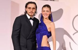 Brooklyn Beckham “stilist” i Nicola Peltz në tapetin e kuq/ Gjesti romantik që tërhoqi vëmendjen në Venecia