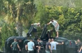 Tension si në filma në Vlorë/ Të armatosur konfliktohen me pronarin e resortit, policia ndjek makinën! Aksidentohen gjatë arratisjes, gjendet pistoleta
