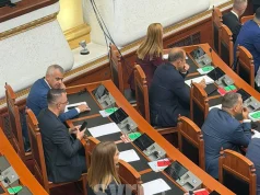 Dezerton edhe në praktikë/ Marjana Koçeku braktis rreshtin e PS-së, ulet krah opozitës në Kuvend