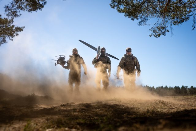 Ushtarë gjatë stërvitjeve me dronë në rajonin e Baltikut