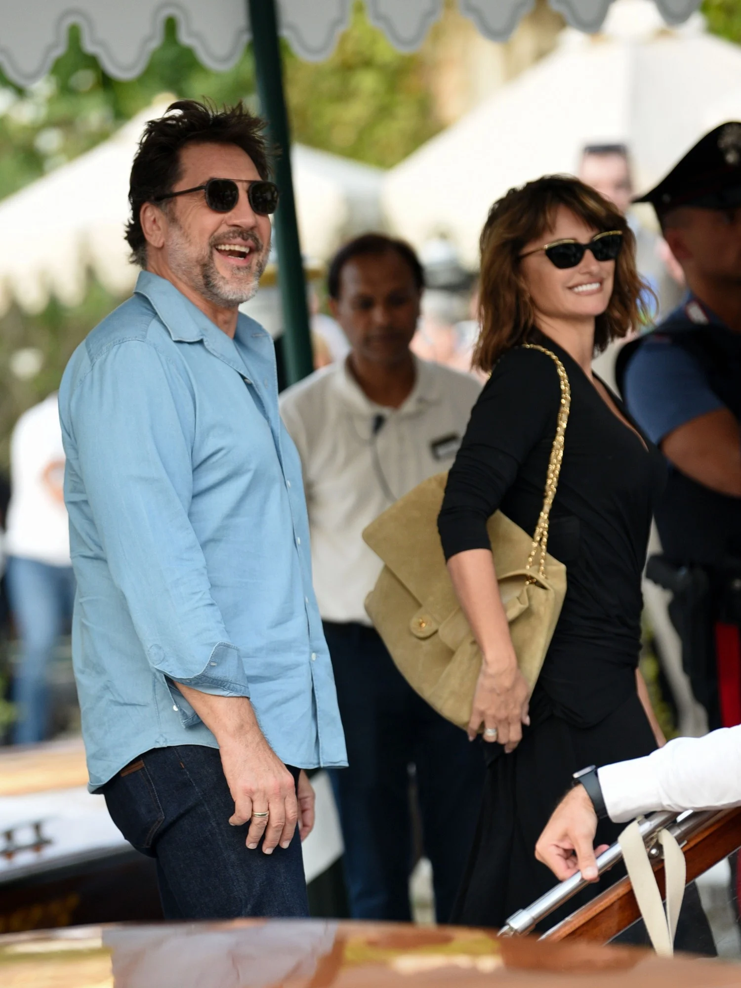 cute-couple-alert-ne-venecia-penélope-cruz-dhe-javier-bardem-shfaqen-bashke-cifti-i-arte-rremben-vemendjen