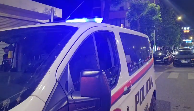 Të shtëna me armë në Laprakë  Dy persona përfundojnë në spital  policia në kërkim të autorëve