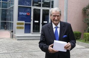 Berisha mbetet me “detyrim paraqitje”, Kushtetuesja ia kthen çështjen Gjykatës së Lartë Sali Berisha pas paraqitjes në SPAK