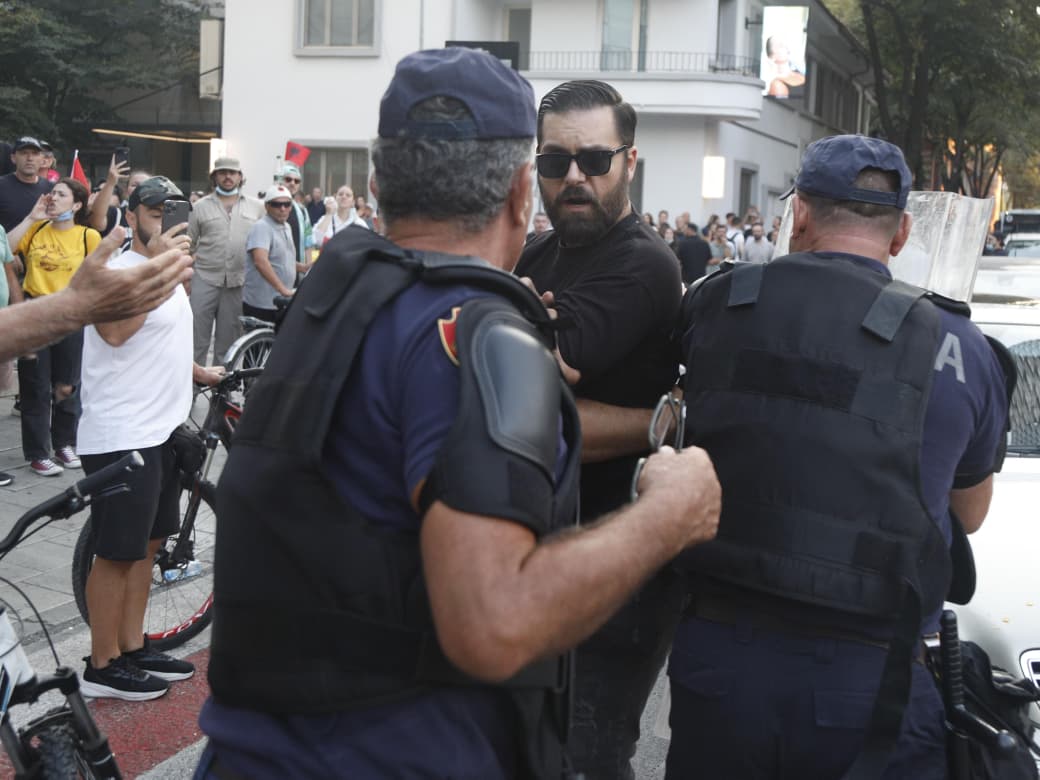 U shoqërua gjatë protestës  Lihet i lirë gazetari Shpend Gashi  del nga komisariati me Adriatik Lapajn