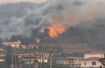 39 zjarre në 24 orë/ 11 vatra ende aktive, 36 persona të evakuuar në Himarë! Ushtria, helikopterët dhe Air Tractor në betejë me flakët