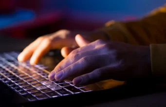 Alarm kibernetik botëror! Kërcënohen miliona faqe interneti, qeveritë mbyllin shërbimet online