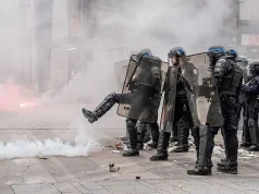 Franca në kaos nga revolta e nxënësve/ Qindra shkolla mbyllen, afro 2 mijë të arrestuar dhe qindra policë e mësues të plagosur