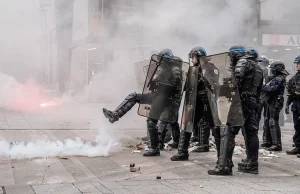 Franca në kaos nga revolta e nxënësve/ Qindra shkolla mbyllen, afro 2 mijë të arrestuar dhe qindra policë e mësues të plagosur