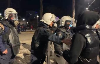 Mbyllet protesta në Tiranë, policia tërhiqet pas orësh përplasjesh! Më herët, njoftimi i Ambasadës Amerikane